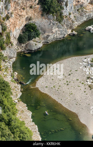 Frankreich, Rhône-Alpes, Ardèche, Saint-Martin-d'Ardèche, Gorges de l'Ardèche, Blick auf den Cirque de la Madeleine im Ardèche-Tal. Stockfoto