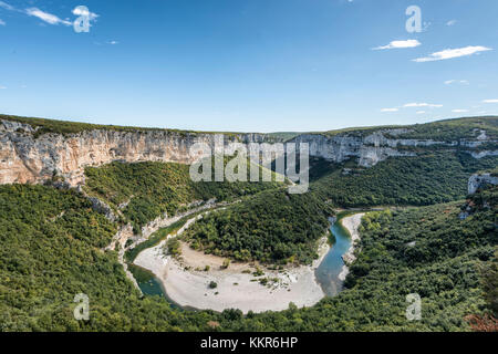 Frankreich, Rhône-Alpes, Ardèche, Saint-Martin-d'Ardèche, Gorges de l'Ardèche, Blick auf den Cirque de la Madeleine im Ardèche-Tal. Stockfoto