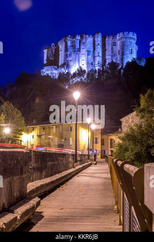 Suze-la-Rousse, Drôme, Provence, Provence-Alpes-Côte d'Azur, Frankreich, Renaissance-Schloss Suze-la-Rousse erbaut im 16. Jahrhundert, in der Dämmerung Stockfoto