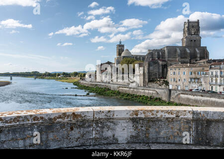 Pont-Saint-Esprit, Languedoc-Roussillon, Provence, Frankreich, Europa, Blick auf die Altstadt von Pont-Saint-Esprit im Département Gard Stockfoto