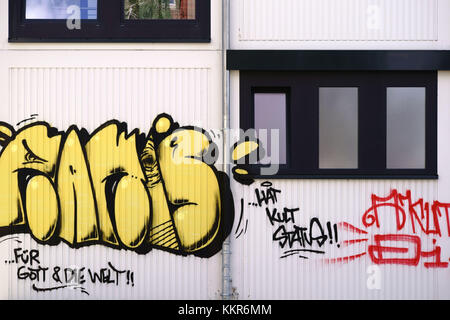 Die Seitenansicht einer Bauhütte, die vor Ort mit Graffiti bemalt wurde. Stockfoto