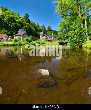 Deutschland, Sachsen - Anhalt, Harz, treseburg, Blick auf Urlaub Restaurants, Hotels und Pensionen über den Fluss Bode Stockfoto