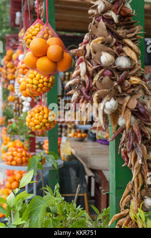 Zitrusfrüchte und andere lokale Produkte zum Verkauf in einem strassenrand Obst- und Gemüsestand in der Nähe von Komin, Kroatien Stockfoto