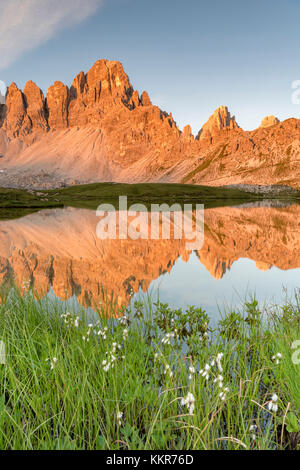 Sexten, Provinz Bozen, Dolomiten, Südtirol, Italien. Sonnenaufgang am See Piani ant den Berg Paterno Stockfoto