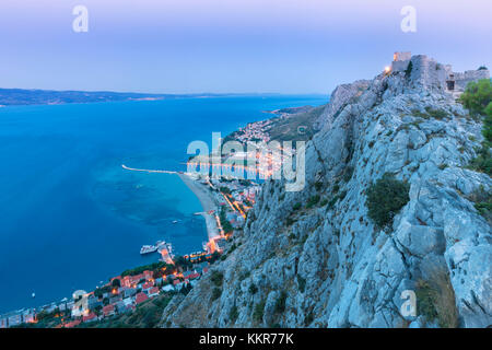 Festung Starigrad (Fortica) über der Stadt Omis, Dalmatien, Adriaküste, Kroatien Stockfoto