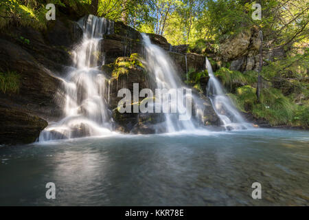 Die Wasserfälle des Flusses Devero an Devero ai Ponti, Alpe Devero, Antigorio Tal, Piemont, Italien. Stockfoto