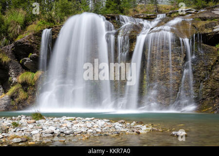 Die Wasserfälle des Flusses Devero an Devero ai Ponti, Alpe Devero, Antigorio Tal, Piemont, Italien. Stockfoto