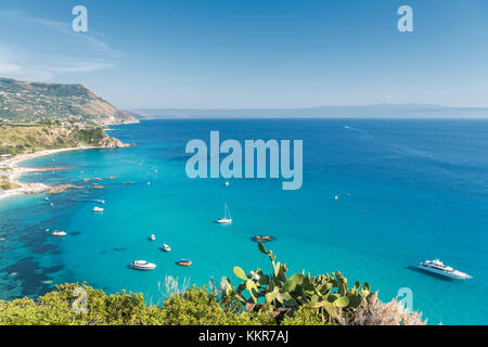 Capo Vaticano, Ricadi, Provinz Vibi Valentia, Kalabrien, Italien, Europa. Blick von Capo Vaticano an den Strand von Grotticelle Stockfoto