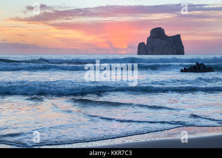 Sonnenuntergang am Strand von Masua, vor dem Pan di Zucchero Reef. - Masua, Sulcis Iglesiente, Iglesias, Sardinien, Italien. Stockfoto