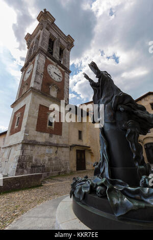 Statue von Papst Paolo VI. Am Eingang der Basilika Santa Maria del Monte, Varese, Lombardei, Italien. Stockfoto