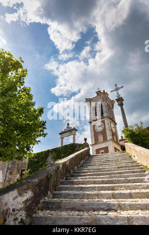 Blick auf Santa Maria del Monte an einem bewölkten Tag. Sacro Monte von Varese. Varese, Lombardei, Italien. Stockfoto