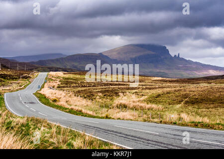 Alter Mann von storr, Isle of Skye, Schottland im Abstand mit Loch Fada und Landschaft Stockfoto