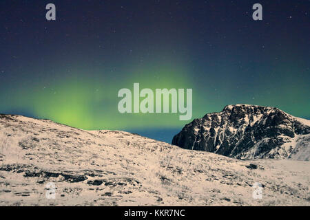 Nordlicht und Sterne auf den schneebedeckten Gipfeln in die arktische Polarnacht Bergsbotn Senja Tromsø Norwegen Europa Stockfoto