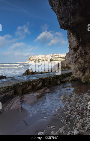 Anzeigen von peschici Dorf aus der Höhle, Nationalpark Gargano, Foggia, Apulien, Italien Stockfoto