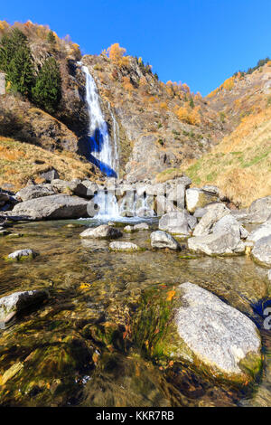 Partschins Wasserfall mit Farben des Herbstes. Partschins, Val Venosta, Alto Adige/Südtirol, Italien, Europa Stockfoto