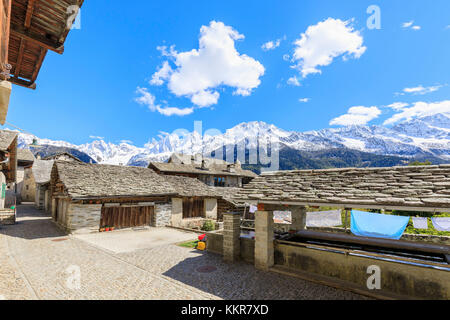 Blauer Himmel im Frühjahr auf dem alten Bergdorf Soglio Maloja Kanton Graubünden Engadin Bergell Schweiz Europa Stockfoto