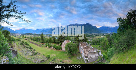 Panorama der antiken Ruinen der Festung Fuentes umrahmt von grünen Hügeln in der Morgendämmerung colico lecco Provinz Lombardei valtellina Italien Europa Stockfoto