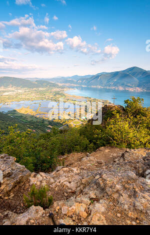 Panoramaaussicht in der Morgendämmerung über Iseo See, Provinz Brescia in der Lombardei, Italien, Europa. Stockfoto