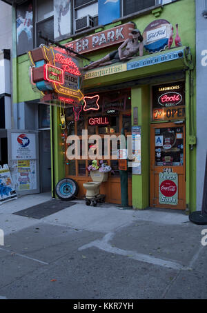 Die einzigartige und originelle äußere Der Trailer Park Lounge an der West 23. Straße in Chelsea, Manhattan, New York City. Stockfoto