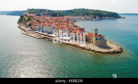 Piran, Slowenisch Istrien, Slowenien. Luftaufnahme der Stadt vom Mittelmeer umgeben. Stockfoto