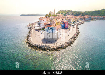 Piran, Slowenisch Istrien, Slowenien. Luftaufnahme der Stadt vom Mittelmeer umgeben. Stockfoto