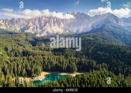 Ansicht von der Karersee und Latemar, Provinz Bozen, Trentino-Südtirol, Italien Stockfoto