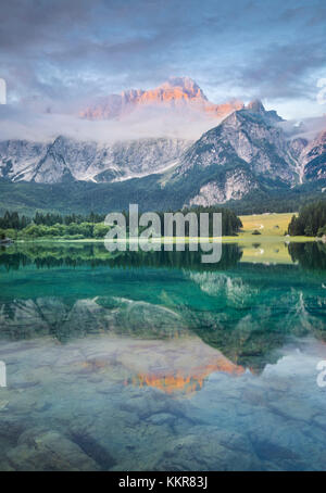 Superior Fusine See mit dem Berg Mangart im Hintergrund. Fusine Seen Naturpark, Tarvisio, Provinz Udine, Friaul-Julisch Venetien, Italien. Stockfoto