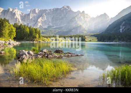 Superior Fusine See mit dem Berg Mangart im Hintergrund. Fusine Seen Naturpark, Tarvisio, Provinz Udine, Friaul-Julisch Venetien, Italien. Stockfoto