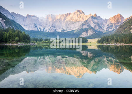 Superior Fusine See mit dem Berg Mangart im Hintergrund. Fusine Seen Naturpark, Tarvisio, Provinz Udine, Friaul-Julisch Venetien, Italien. Stockfoto