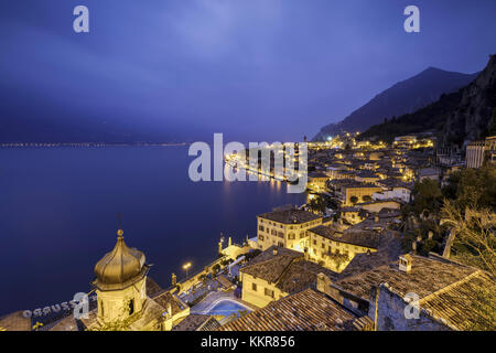 Dämmerung leuchtet auf den Gardasee und die typische Stadt Limone sul Garda Provinz Brescia lombardei Italien Europa Stockfoto