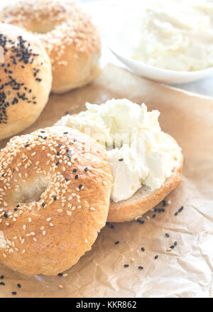 Bagel mit Frischkäse Stockfoto