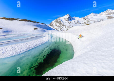 Klares Wasser im Frühjahr Tauwetter, Berninapass, St Moritz, Graubünden, Engadin, Schweiz, Europa Stockfoto