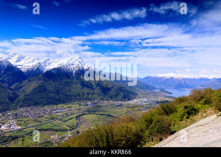 Schneebedeckten Gipfeln der Rhätischen Alpen im Frühjahr von Prati nestrelli, civo, Provinz von Sondrio, Valtellina, Lombardei, Italien, Europa Stockfoto