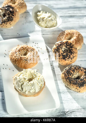 Bagel mit Frischkäse Stockfoto