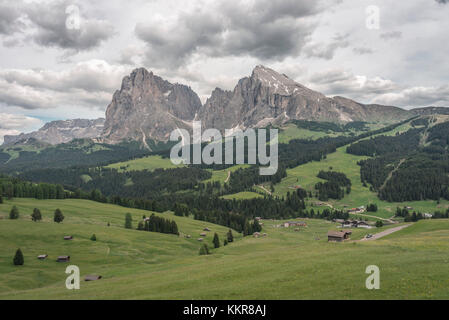 Seiser Alm, Dolomiten, Südtirol, Italien. Blick von der Seiser Alm auf die Gipfel des Langkofel und Plattkofel/Plattkofel Stockfoto