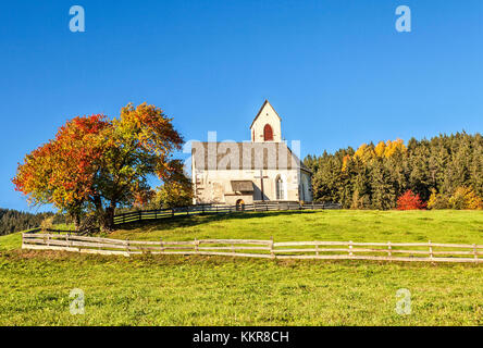 Die Kirche von San Giacomo im Herbst bei St. Magdalena im Funes-Tal Dolomiten Südtirol Italien Europa Stockfoto