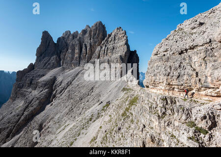 Sexten, Provinz Bozen, Dolomiten, Südtirol, Italien. Kletterer auf dem Klettersteig 'Passaporto' am Monte Paterno Stockfoto