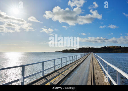 Holzsteg mit Sonne, Granite Island, Victor Harbor, South Australia, Australien Stockfoto