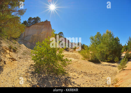 Erodierten Berg hängen in der Ocker Bruch mit Sonne, Le Colorado Provencal, rustrel, Provence, Vaucluse, Frankreich Stockfoto