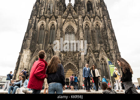 Köln, Deutschland, 2. Juli 2017: Große Menge von nicht identifizierten Touristen beobachten die berühmte Kathedrale in Köln und das Aufnehmen von Fotos Stockfoto