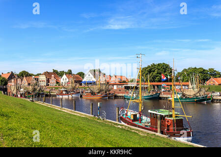 Krabben Boote im Hafen von Greetsiel, eastfrisia Stockfoto