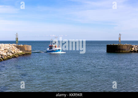 Fischerboot im Hafen der kleinen dänischen Dorf Aalbæk in der Nähe von Skagen im Bereich der Kattegat Stockfoto