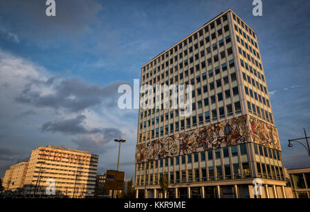 Berlin, Deutschland, 6. November 2016: Blick auf Haus freundliche Unterstützung und Haus der Statistik mit anti-Krieg murales in Berlin Alexanderplatz. Stockfoto