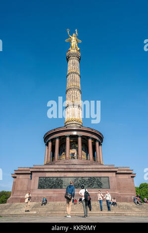 Berlin, Deutschland, 11. Mai 2017: Unbekannter Touristen vor der Berliner Siegessäule. Stockfoto