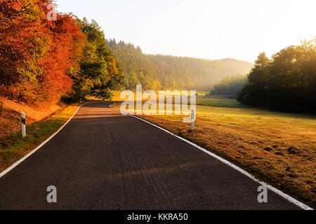 Sonnenaufgang über eine herbstliche farbige Landschaft in der Nähe von Beilstein an der Mosel Stockfoto