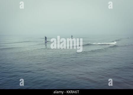 Surfer im Nebel in der Nähe von lokken Stockfoto