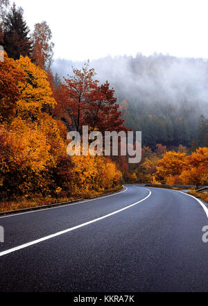 Der Harz ist das höchste Gebirge Norddeutschlands und erstreckt sich mit seinem rauen Gelände über Teile Niedersachsens, Sachsen-Anhalts und Thüringens. Der Name Harz leitet sich vom mittelhochdeutschen Wort Hardt oder Hart (Bergwald) ab Stockfoto