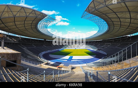 Das Olympiastadion Berlin ist ein Sportstadion in Berlin. Es wurde ursprünglich für die Olympischen Sommerspiele 1936 von Werner March gebaut. Während der Olympischen Spiele wurde angenommen, dass die Rekordbeteiligung über 100,000 war. Heute ist das Stadion Teil des Olympiaparks Berlin. Stockfoto