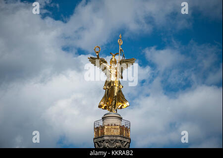 Berlin, Deutschland, 26. Mai 2017: Göttin Victoria auf der Siegessäule in Berlin Tiergarten. Stockfoto