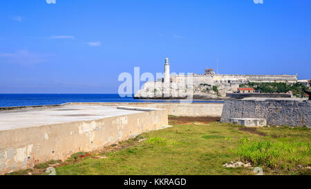 Der Leuchtturm Faro Castillo del Morro, in Havanna, Kuba. Vom Malecon gesehen. Stockfoto